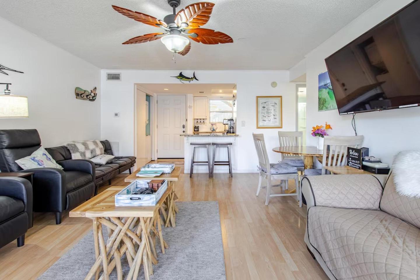 Boathouse Condo, Downtown Harbor, Private Access, Waterfront, On Golf Course, Water Taxi Pickup Holiday home