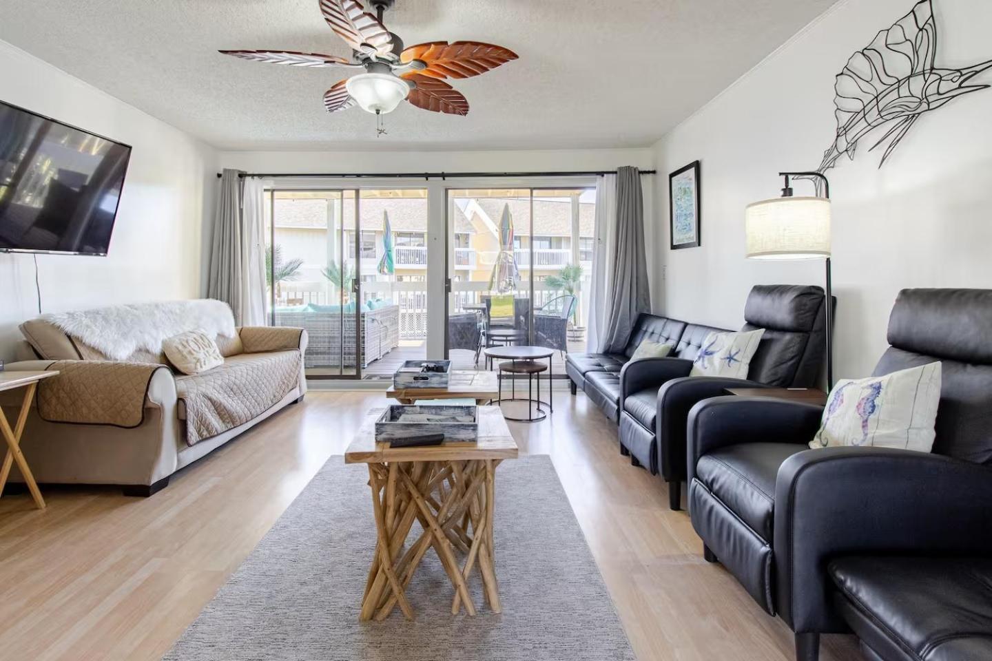 Boathouse Condo, Downtown Harbor, Private Access, Waterfront, On Golf Course, Water Taxi Pickup Holiday home *