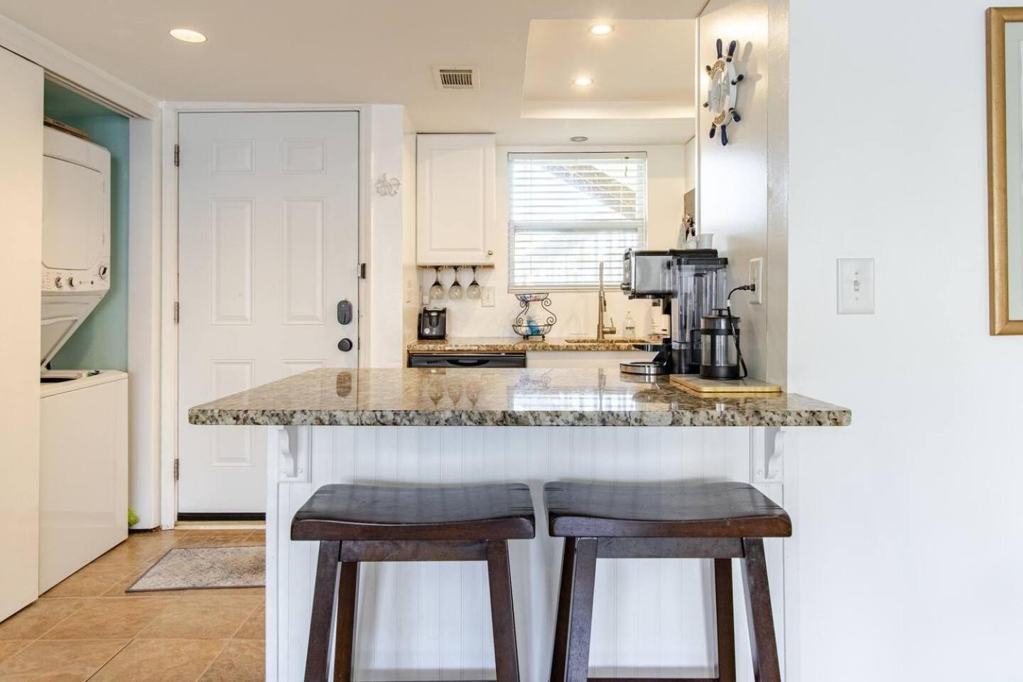 Boathouse Condo, Downtown Harbor, Private Access, Waterfront, On Golf Course, Water Taxi Pickup Holiday home *
